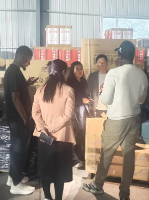 Senegal'in Önde Gelen Otomobil Parçaları Distribütörü GKP Depoyu Ziyaret Etti: Derhal Sevkiyatla Toplu HOWO & SHACMAN Yedek Parça Siparişi Verdi
